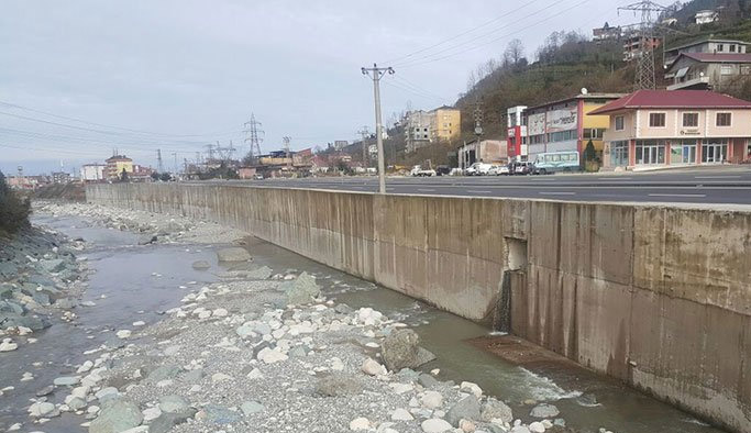 Rize'de HES dereyi kuruttu