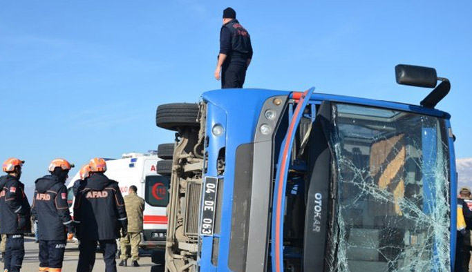 Rize'ye gelen cezaevi aracı devrildi!