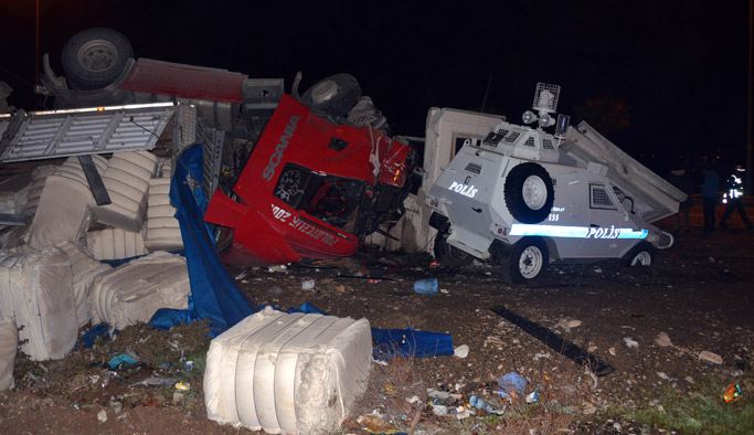 Tır polis kulübesine devrildi: 1'i polis, 3 yaralı