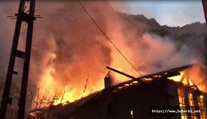 Amasya’da iki katlı ahşap ev kül oldu