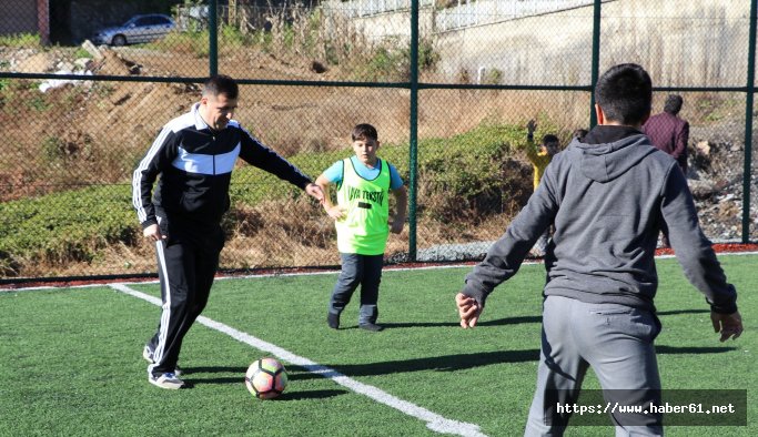 Rize'de görev yapan Kaymakam'ın çocuklarla futbol keyfi