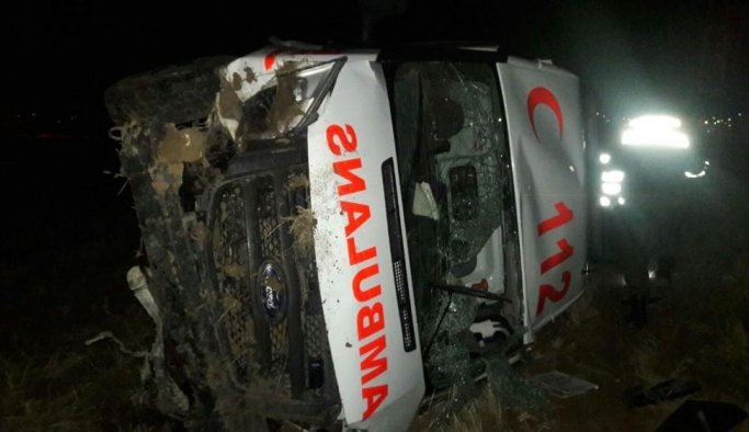 Kayseri'de ambulans şarampole devrildi! 3 sağlık personeli yaralı