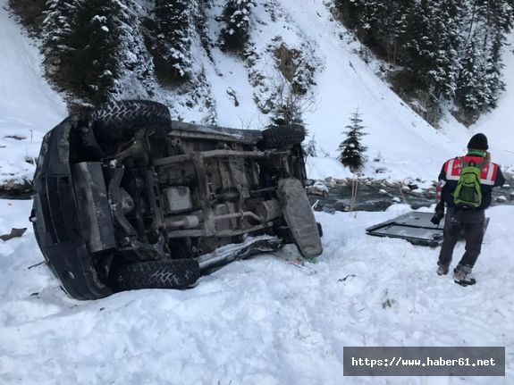 Ovit Dağı'nda kamyonet dereye yuvarlandı: 4 yaralı