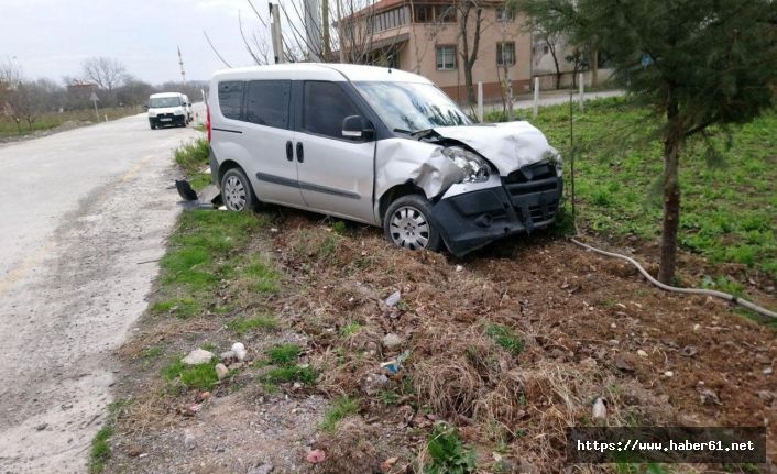 Çarpışan kamyonetlerin sürücüleri yaralandı