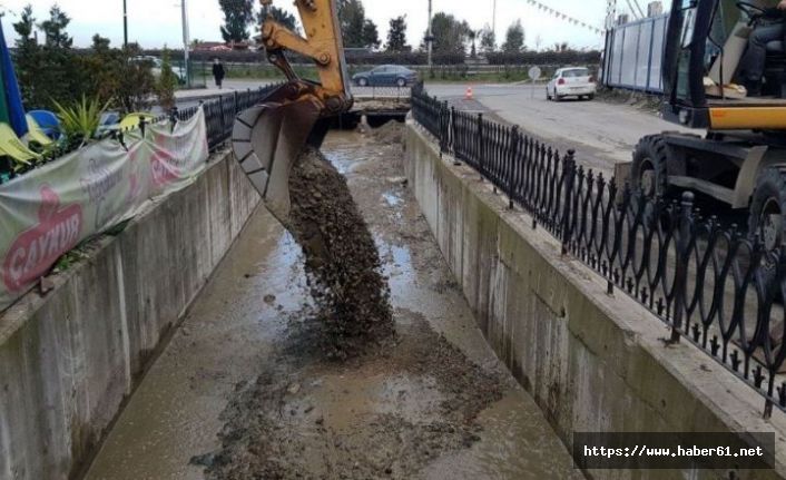 Rize'de şehrin içinden akan kapalı dereler temizleniyor 