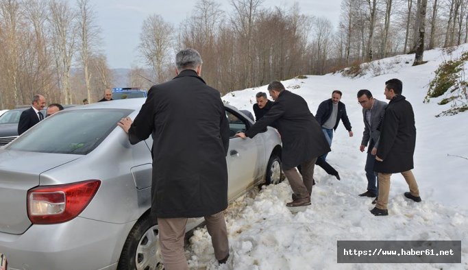 Samsun Valisi, aracıyla kara saplanan bir vatandaşa yardım etti 