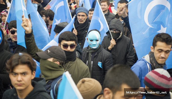 Bakan Soylu, Çin'i protesto eden Doğu Türkistanlılar'ı aradı