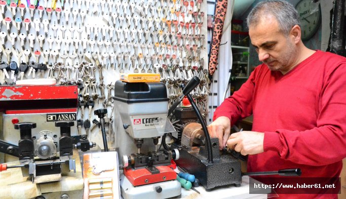 Çilingirden ev sahiplerine uyarı: Hırsızlar kapıyı pet şişeyle bile açabilir