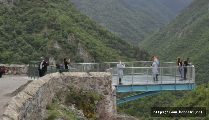 Artvin'de cam terasa yoğun ilgi