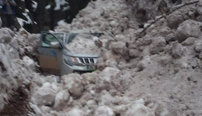 Çoruh TEDAŞ ekibinin aracının üzerine çığ düştü