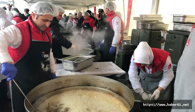 Rizeliler İstanbul'da 5 ton hamsi dağıttı