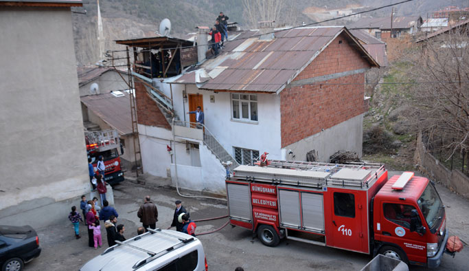 Çatı yangını korku yarattı