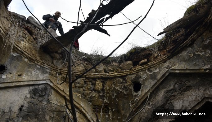 Defineciler tarafından talan edilen hamam yıllara direniyor 