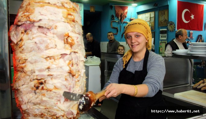 "Yeter usta" döner kesip, pide ve lahmacun yapıyor 