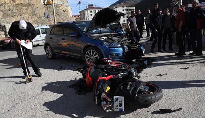 Trabzon plakalı otomobille motosiklet çarpıştı: 2 yaralı