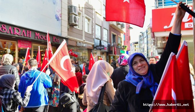 18 Mart için ilçeyi bayraklarla donattılar