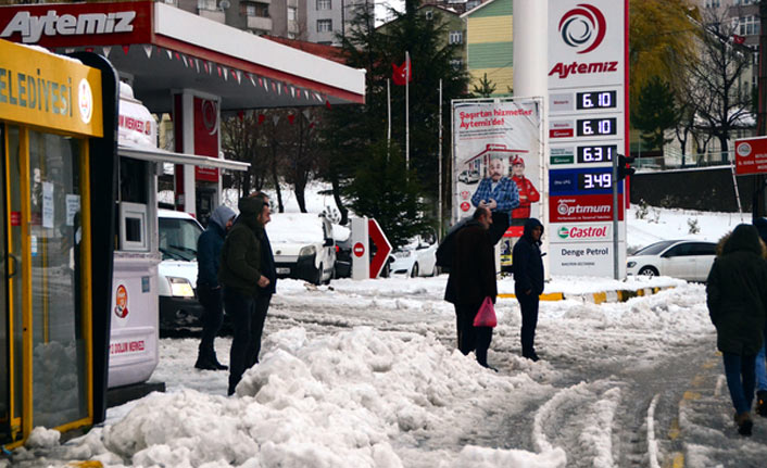 Van'da kar yağışı yolları ulaşıma kapadı