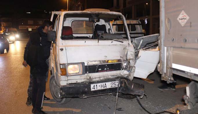 Kamyonet Trabzon plakalı tıra çarptı: 1 yaralı