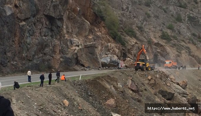 Artvin-Şavşat karayolunda heyelan oldu