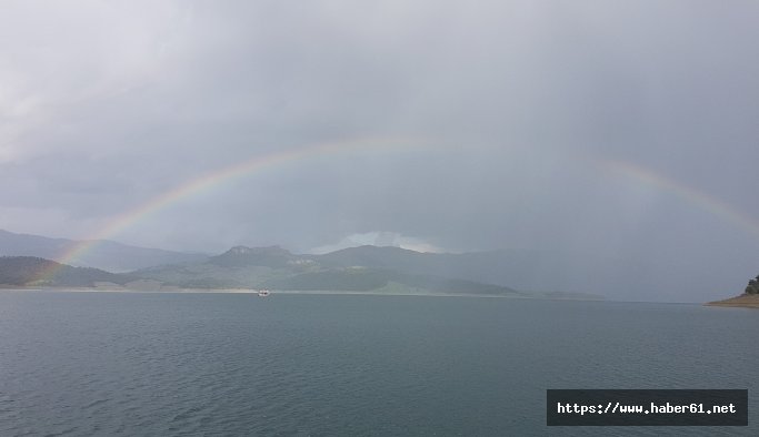 Kanyonda gökkuşağı köprüsü 