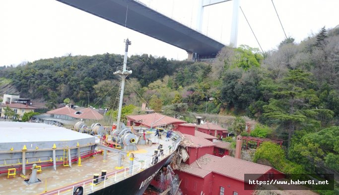 İstanbul Boğazı'nda gemi tarihi yalıyı yerle bir etti