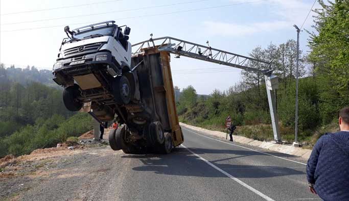 Trabzon plakalı kamyon öyle bir hale geldi ki...