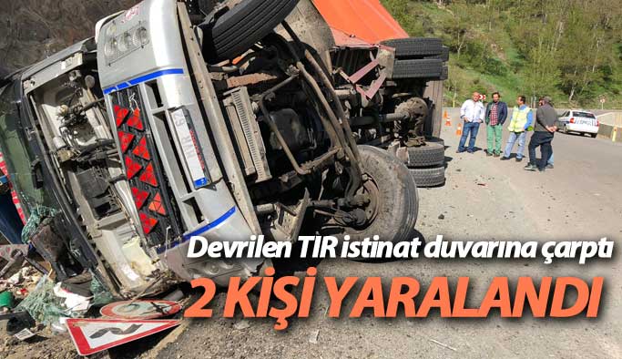 Devrilen TIR istinat duvarına çarptı: 2 yaralı