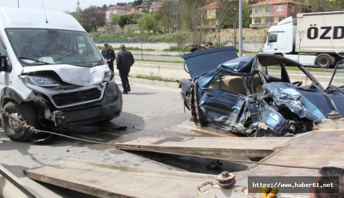 Otomobil ile minibüs çarpıştı: 2 ölü, 2 yaralı