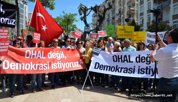 Mersin'de OHAL'e karşı oturma eylemi