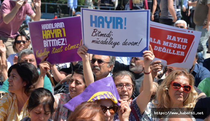 Adana'da CHP'lilerden OHAL'e karşı oturma eylemi