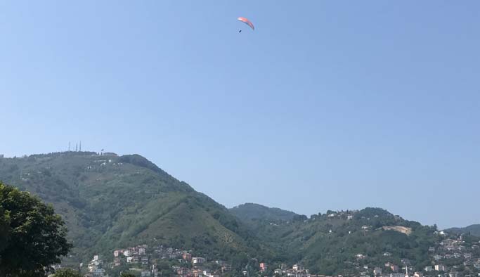 Boztepe’den yamaç paraşütü serbest