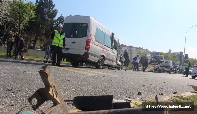 Feci kaza! Minibüs dolmuşa çarptı: 13 yaralı 