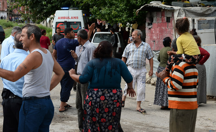 Conolar kavga etti, polis yaralandı