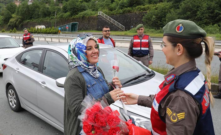 Jandarmadan annelere çiçekli kutlama