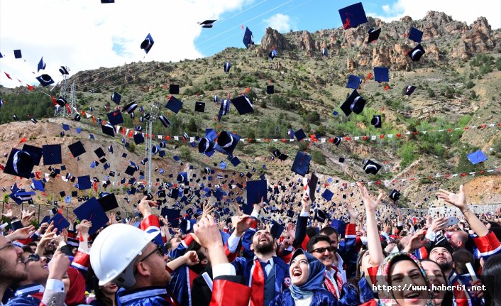 Gümüşhane Üniversitesi yeni mezunlarını verdi