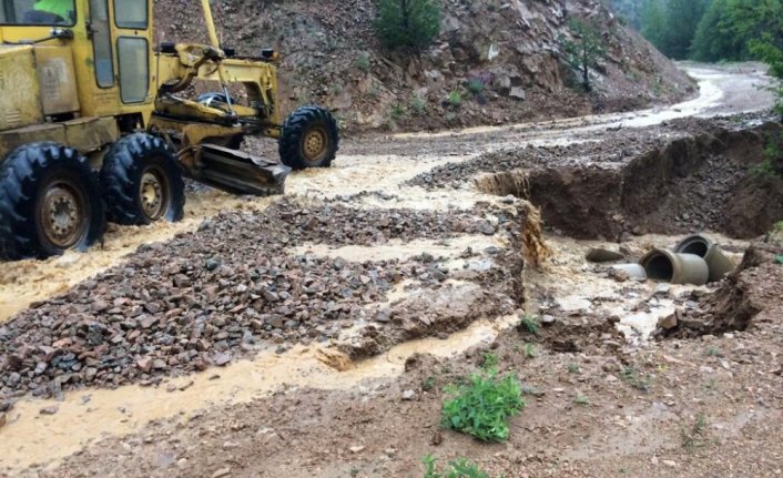 Gümüşhane’de şiddetli yağmur yolları felç etti