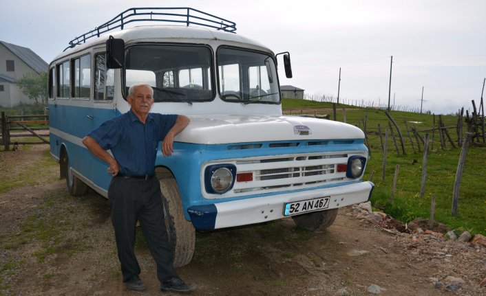 1962 model otobüsüne gözü gibi bakıyor 