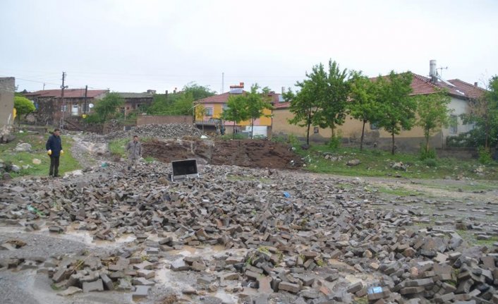 Sel, parke taşlarını yerinden söktü