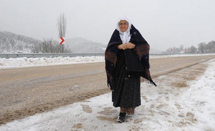 Okuma-yazma öğrenmek için her gün 2 kilometre yürüyor