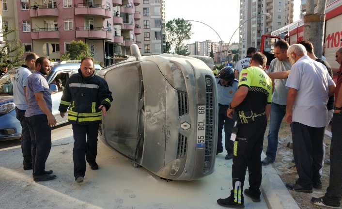 Devrilen otomobil alev alınca vatandaşlar söndürdü 