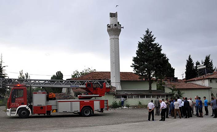 Camiye yıldırım düştü