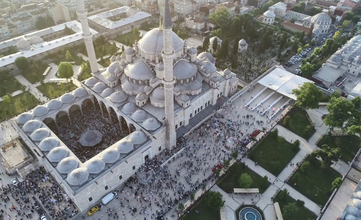 Fatih Camii bayram namazında doldu taştı