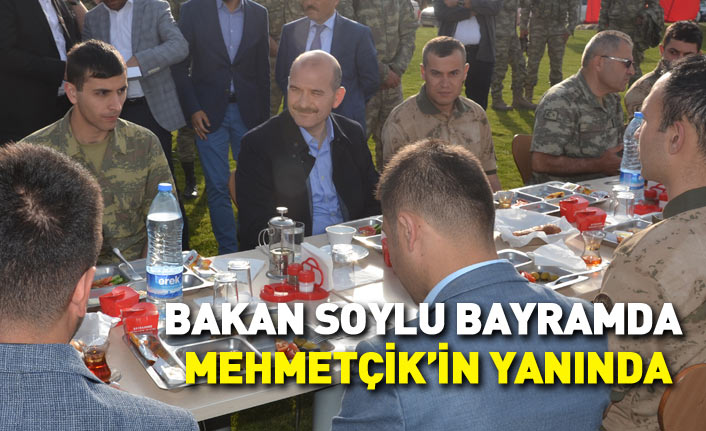 Bakan Soylu bayramda Mehmetçik'in yanında