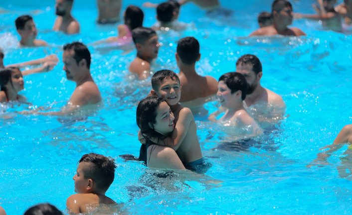 Antalya'da bayramda havuzlar doldu