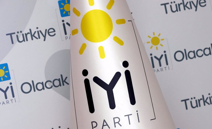 İYİ Parti'de 12 istifa