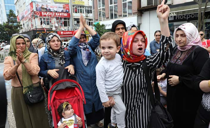 Taraftarlar çocuk istismarına tepki gösterdi, anneler destek verdi