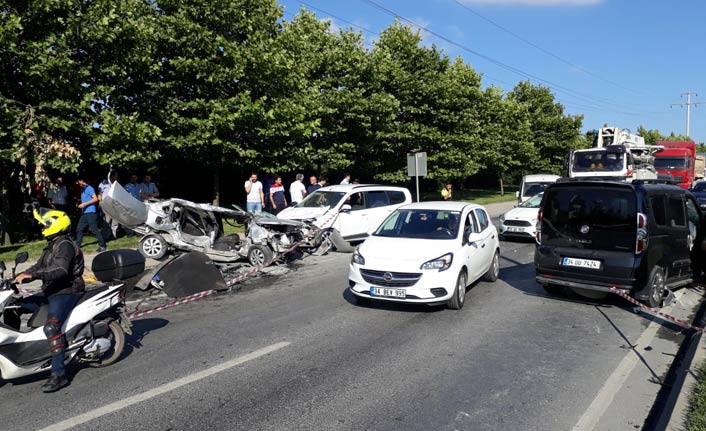 Karşı şeride geçen otomobil zincirleme kazaya neden oldu: 1 ölü 1 yaralı