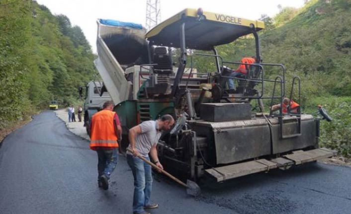 Trabzon'da yol yapım çalışmaları sürüyor