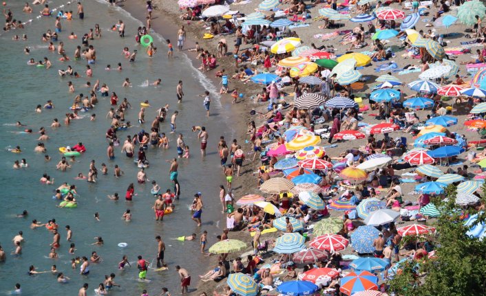 Zonguldak plajı Akdeniz’i aratmadı 