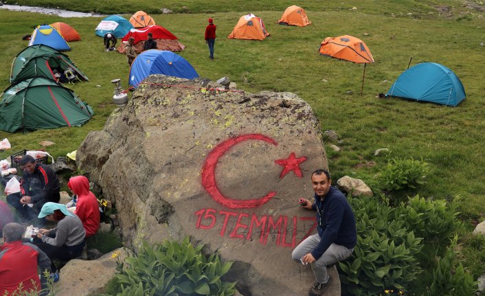 Gümüşhaneli dağcılardan şehitler diyarına 15 Temmuz zirve tırmanışı 